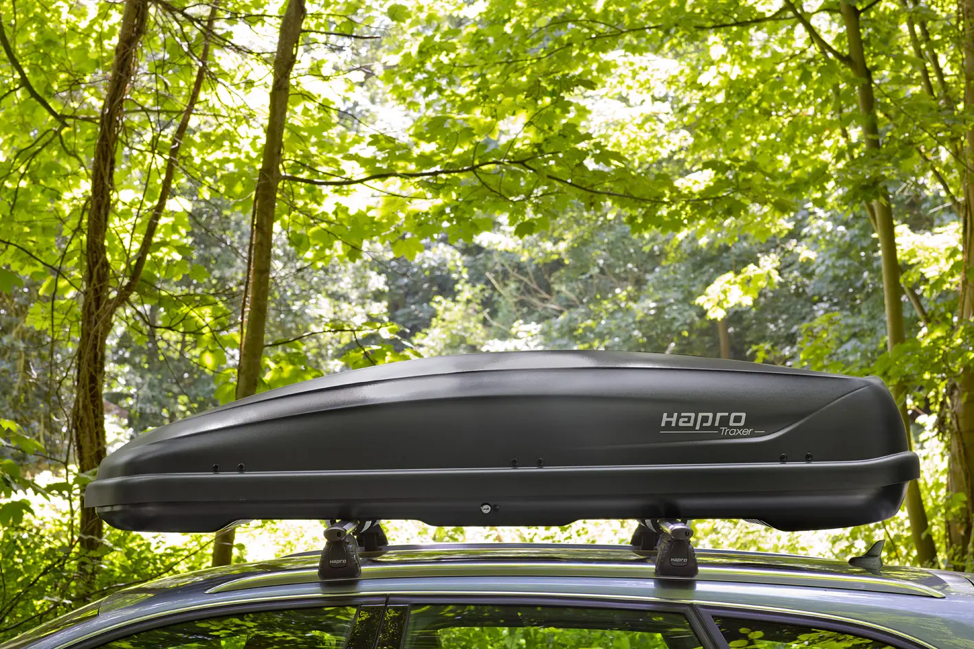 Hapro Traxer dakkoffer gemonteerd op een auto in het bos